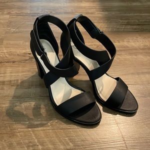 Simply Vera Vera Wang strappy shoes Size 8 black NIB